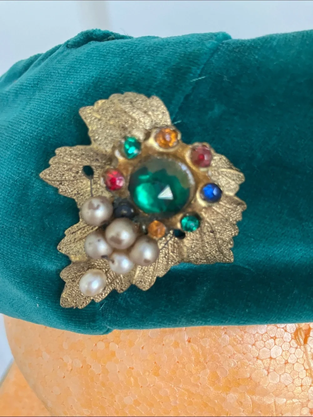 Vintage Emerald Green Velvet Pillbox Hat with Pearl Accent